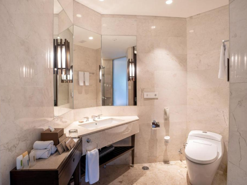 Holiday Inn Benoa inside image (4)